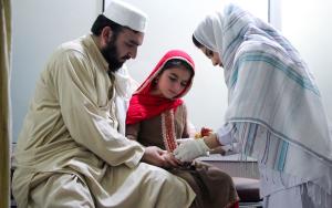 سُبحان وابنته عافية وهي تتلقى حقنةً لعلاج الليشمانيا الجلدية في مركز أطباء بلا حدود في بيشاور باكستان