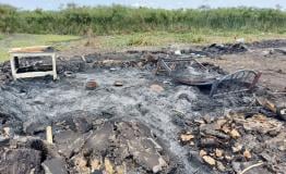 منزل محترق في مقاطعة لير، جنوب السودان