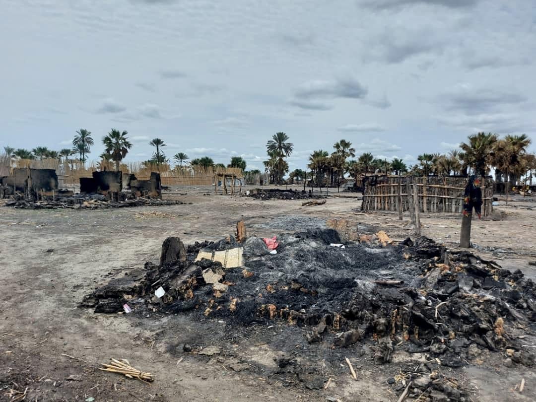 قرية محترقة في مقاطعة لير، جنوب السودان