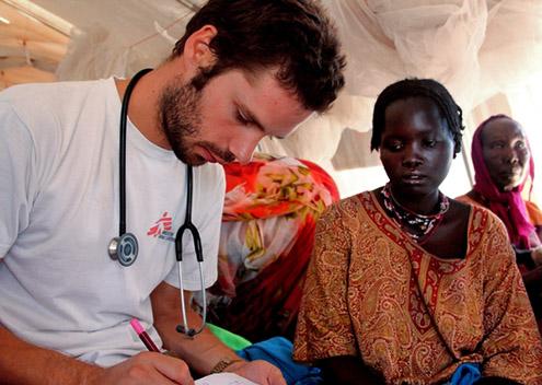 Dr Maarten Dekker does rounds in the Hepatitis E ward at MSF's hospital in Batil refugee camp