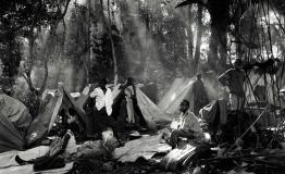 Tens of thousands of Rwandan Hutu refugees, (they all come from the refugee camps of Goma and Bukavu), fleeing the Zairian rebels of Laurent- Desire Kabila, for the last 5 months, hiding in the bush, exhausted, famished, and all waiting to return home, to Rwanda, are in the midst of a new nightmare.© Sebastiao Salgado