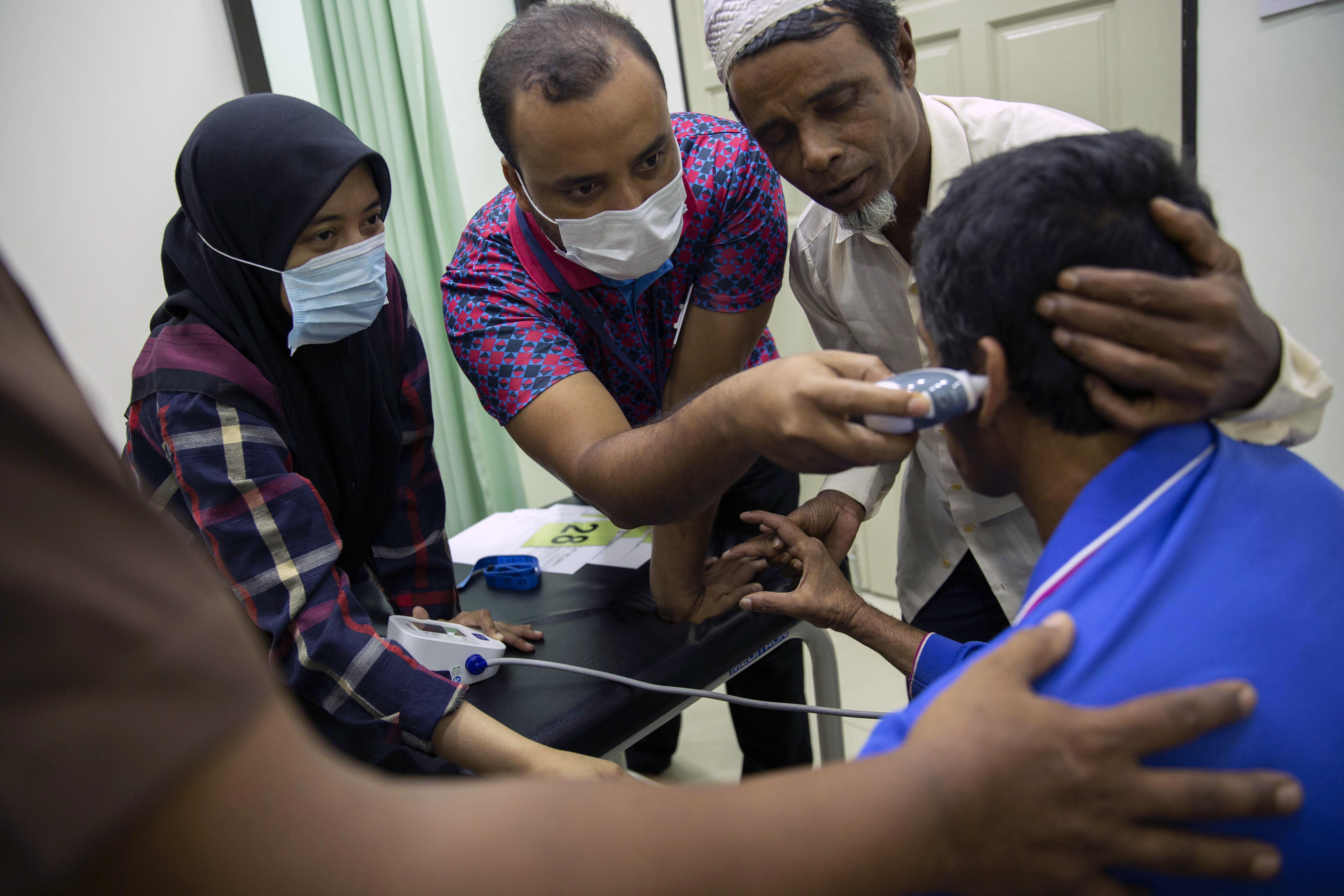 Un refugiado rohingya es atendido en la clínica de MSF en Penang, Malasia