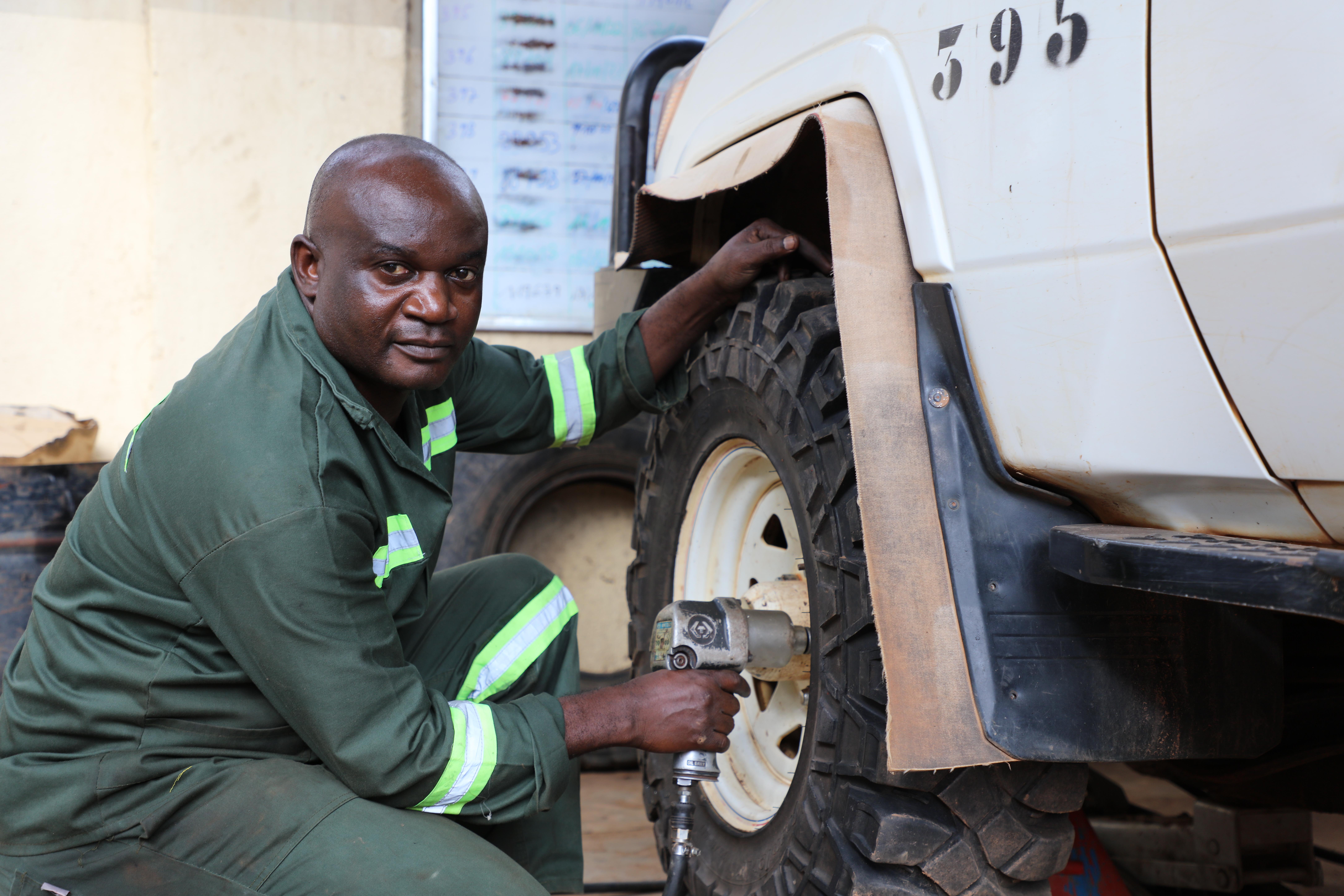Lwamba Kalonda, mécanicien MSF dans le Grand Katanga