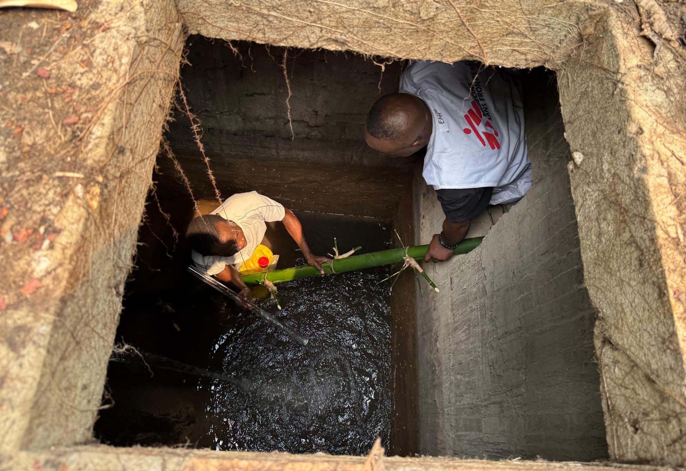 Un membre de secours participe à l'assainissement des eaux